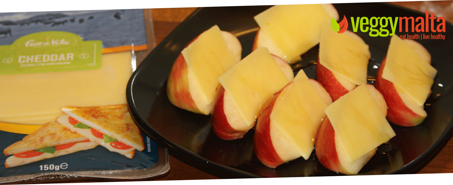 fior-di-vita-cheddar-slices-with-honey-apple-wedges