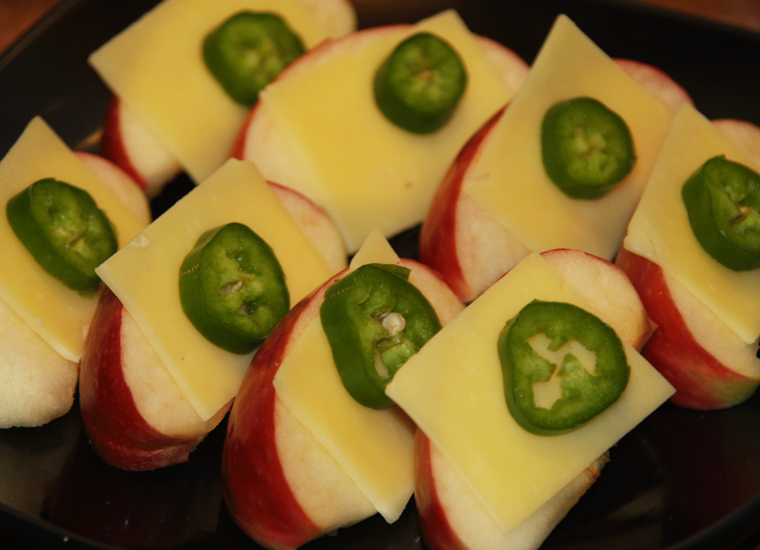 fior-di-vita-cheddar-slices-with-Jalapeno-apple-wedges-main