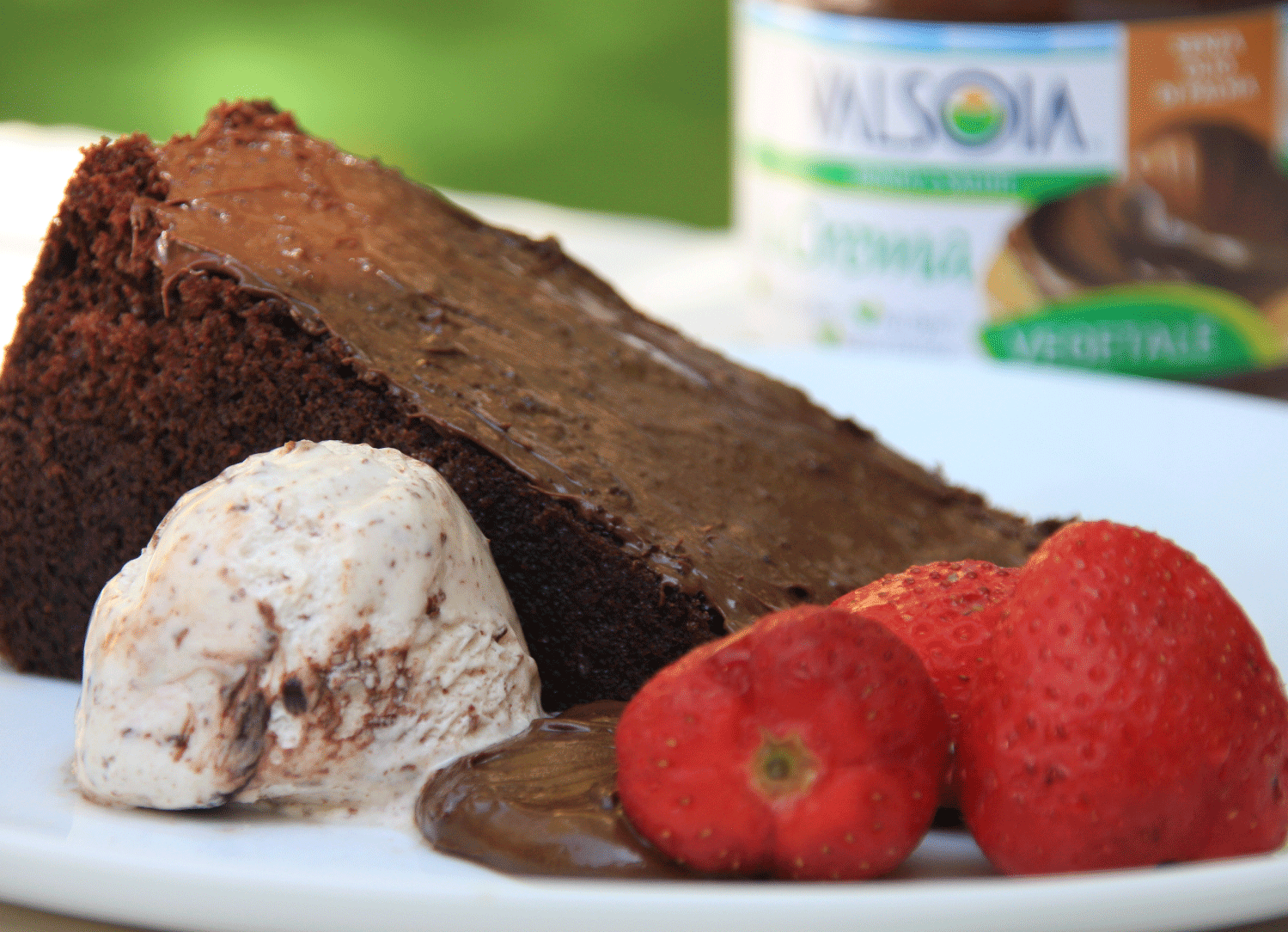 valsoia-hazelnut-spread-with-chocolate-cake-and-strawberries-main
