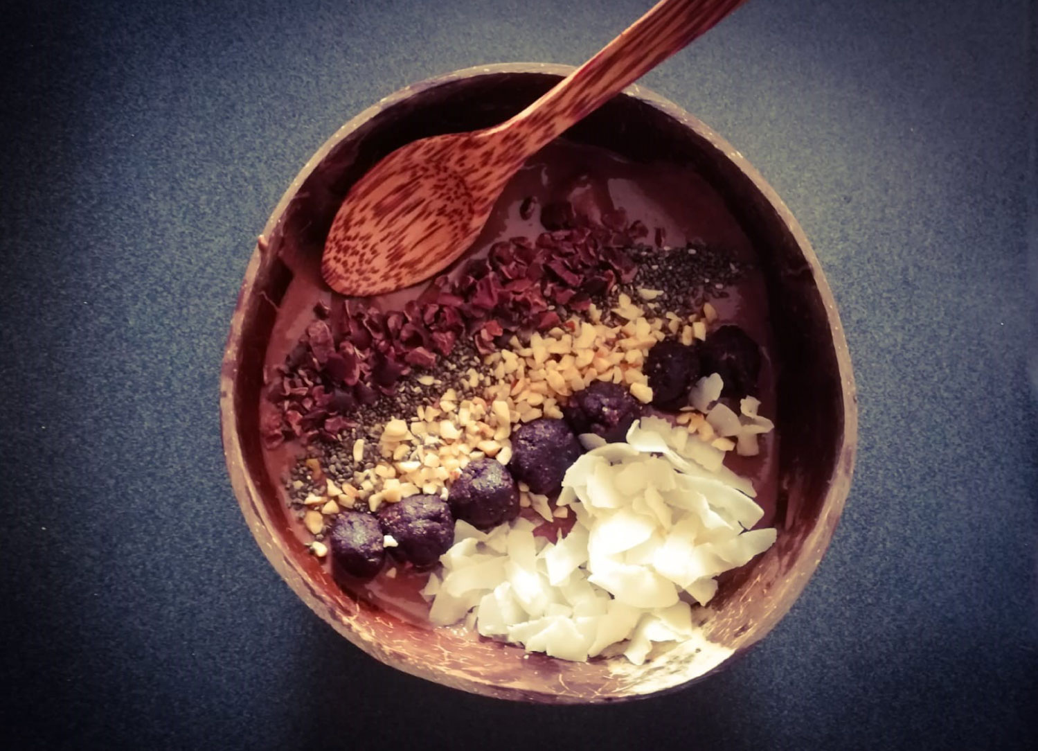 ramona-debono-Chocolate-Lover-Smoothie-Bowl-ready-vegan-bowl