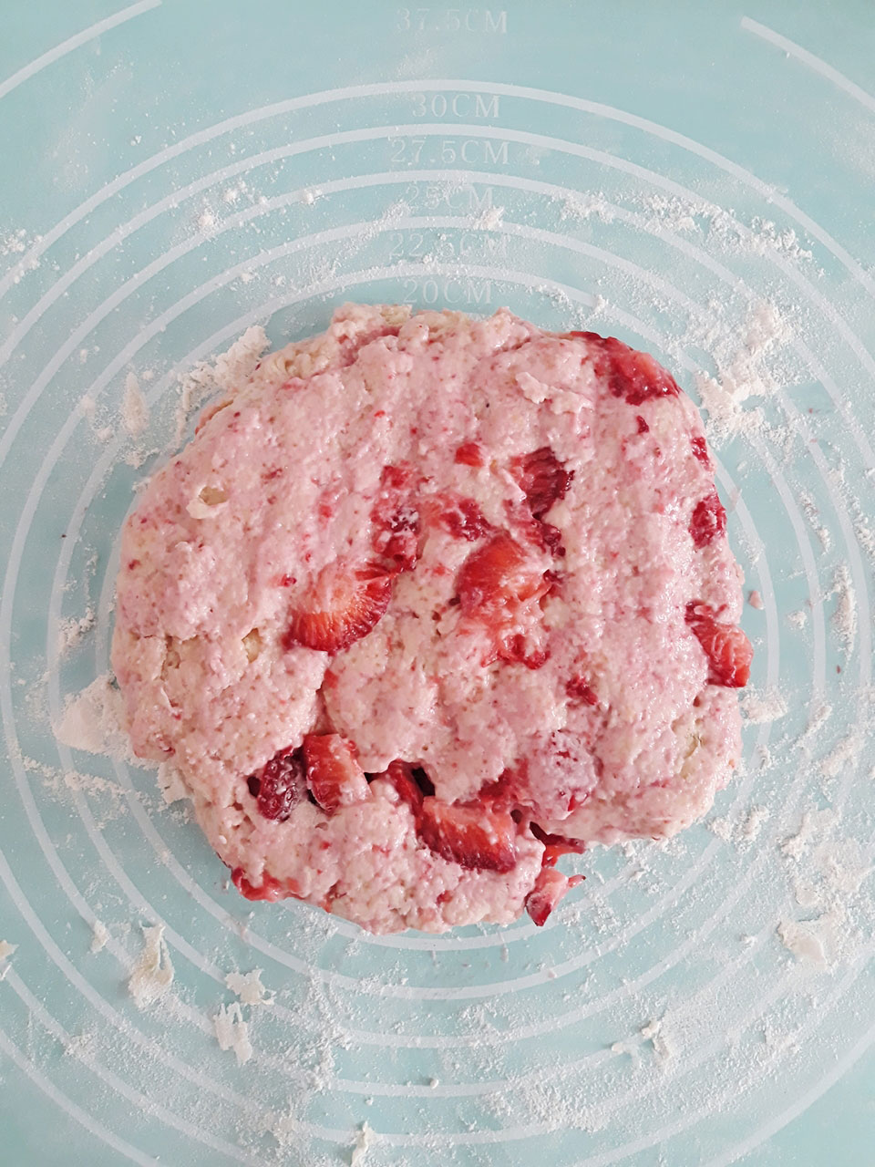 Vegan-strawberry-lemon-scones-with-chia-jam