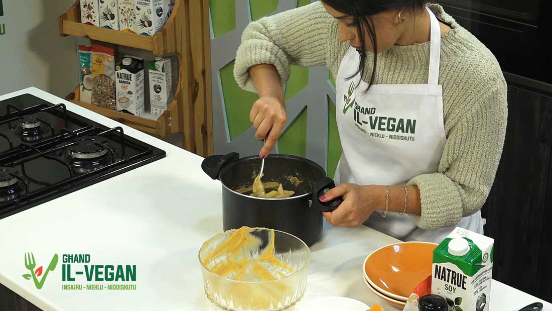 making-Creamy-Butternut-Squash-Pasta-Sauce