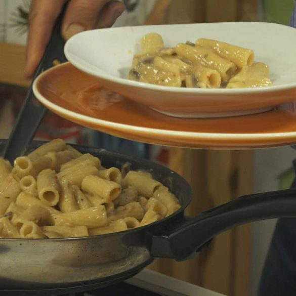 Vegan-creamy-pasta-with-mushrooms