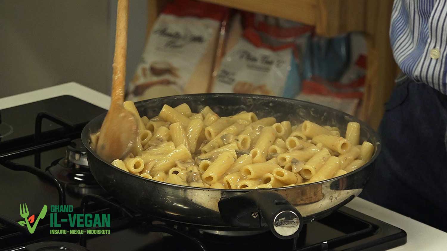 Vegan-creamy-pasta-with-mushrooms-recipe