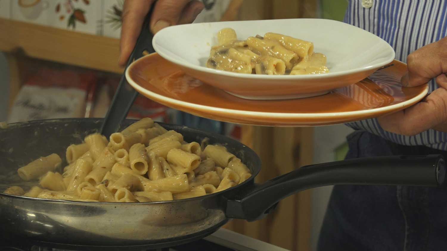 Vegan-creamy-pasta-with-mushrooms