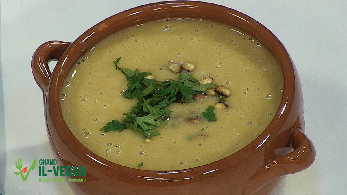 Vegan-Garlic-soup-with-Potatoes
