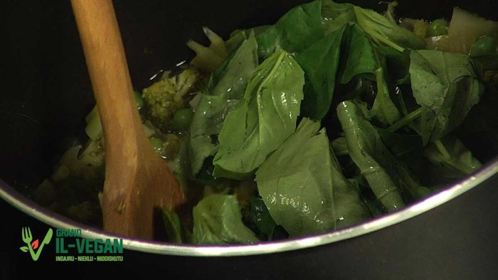 Vegan-pea-and-broccoli-soup-03