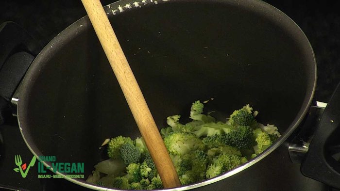 Vegan-pea-and-broccoli-soup-04